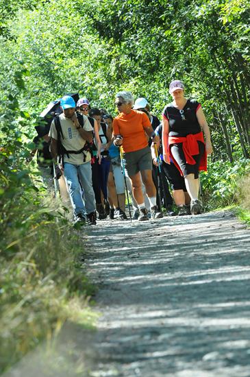 Une joyeuse troupe sur le sentier qui mène au pied de notre premier sommet !