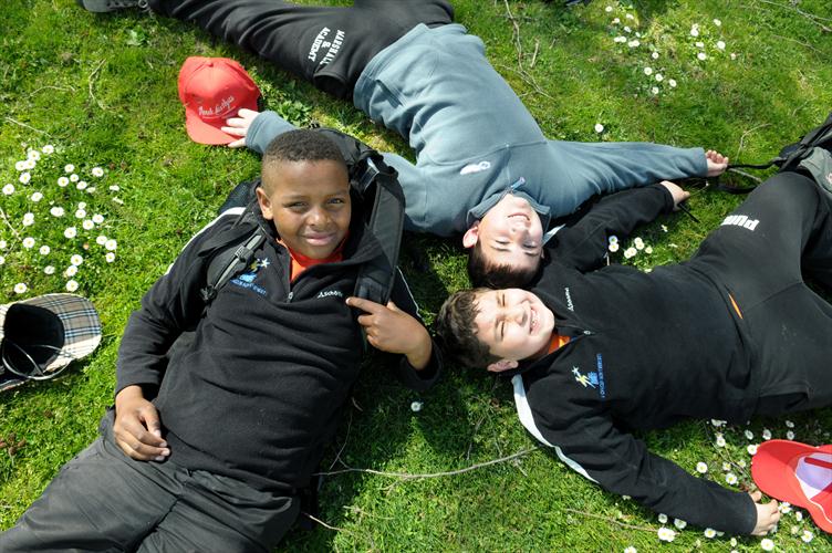 Petit repos printanier pour 3 randonneurs à la cool ! (Paul, Léo et Filippo)