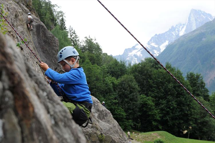 Mathis au beau milieu des montagnes.