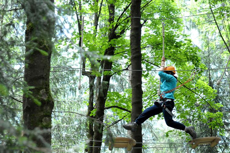 Charlotte, jouant des quadriceps à une 15 de mètres de haut !