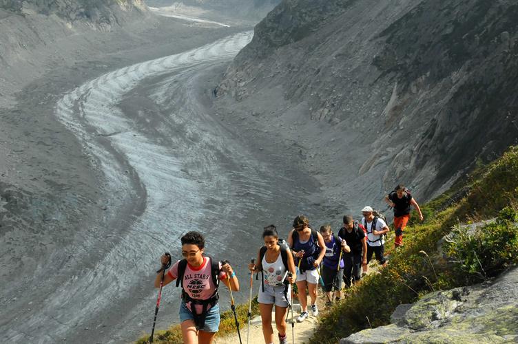 Panorama grandiose ! Pour nous accompagner, quelques centaines de mètres sous nos pas, la Mer de Glace !