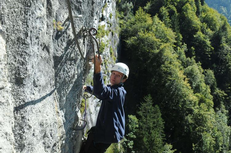 En équilibriste averti, Quentin continue de progreser avec la banane !