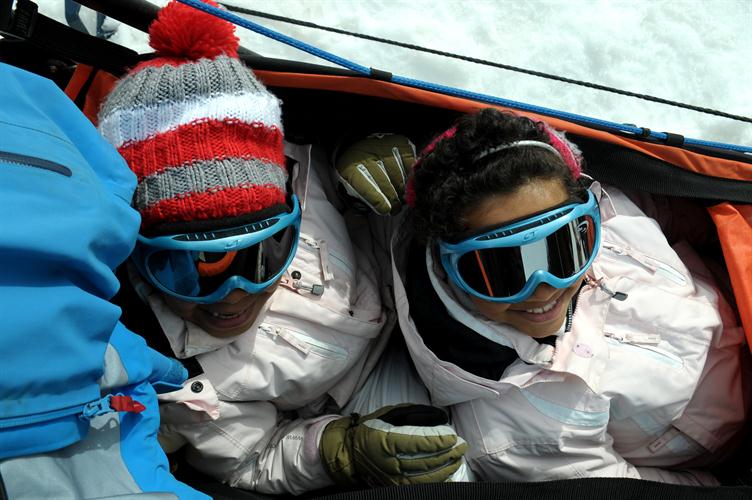 Deux belles de mushing calées dans leur carlingue, Assama et Noémie !