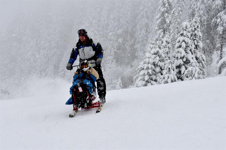 Pauline fend la neige en toute décontraction !