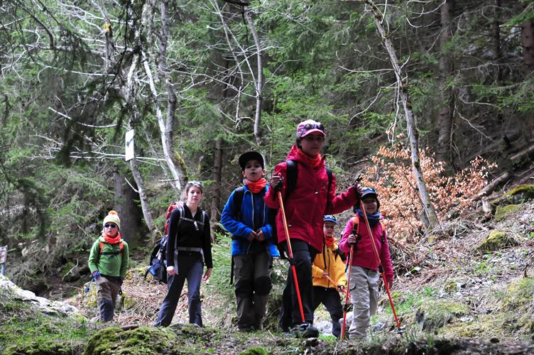 Sur les chemins du Paradis des Praz, on aperçoit toujours une fine équipe randonner !