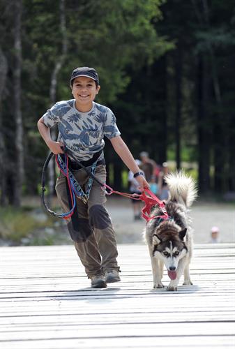 Kaïs est devenu un as du pilotage de husky!