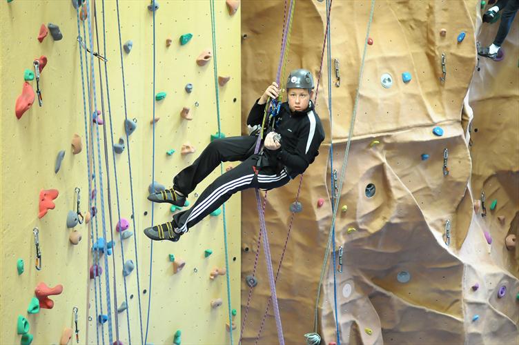Stéphane, planant dans les airs de la salle, à une dizaine de mètres de haut !
