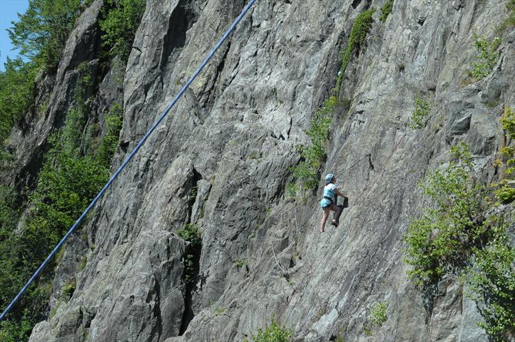 Seule et téléraire dans la face de granit, johanna !