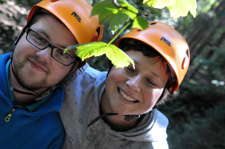 Deux potes redesecndus des branches le temps d