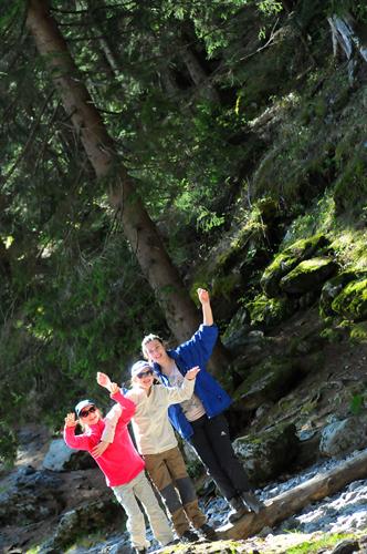 3 belles des montagnes, fondues de ce paysage ! :)) (Carla-Marie, Johane et Emma)