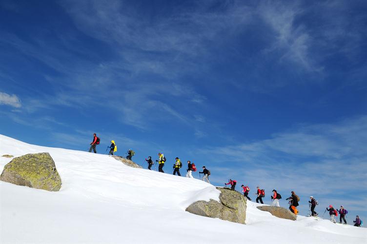 Sous un grand ciel bleu, nous évoluons désormais sur une arête sublime !