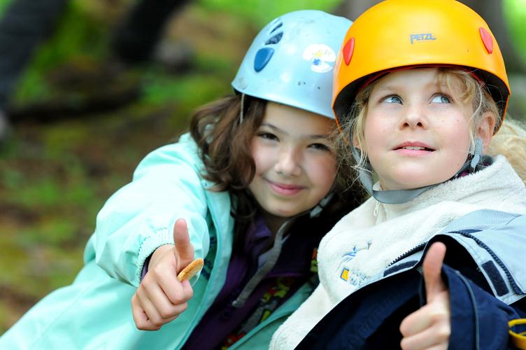 Deux mini-accrobrancheuses en mode complices, Léna et Solène !