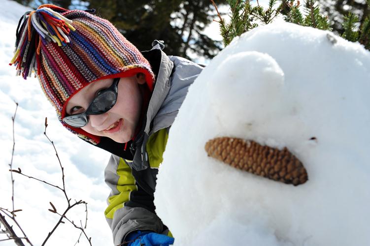 Benjamin est plutôt branché bonhomme de neige!
