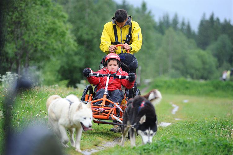 Tout en douceur, Charlotte apprend à piloter ce drôle d