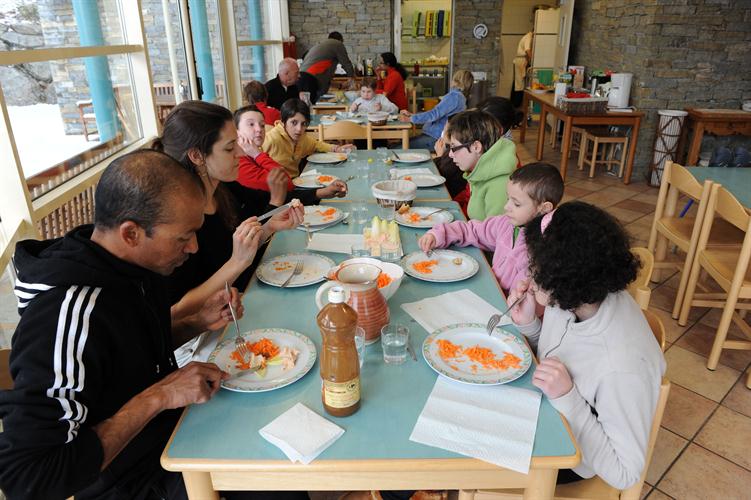 A table! Régalez vous tous avec la cuisine excellente de chef Titi!