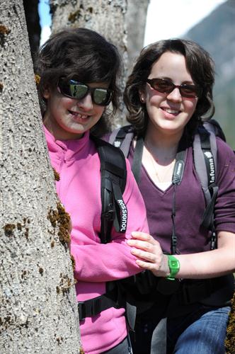 Sarah et Stéphanie en pause entre les arbres.