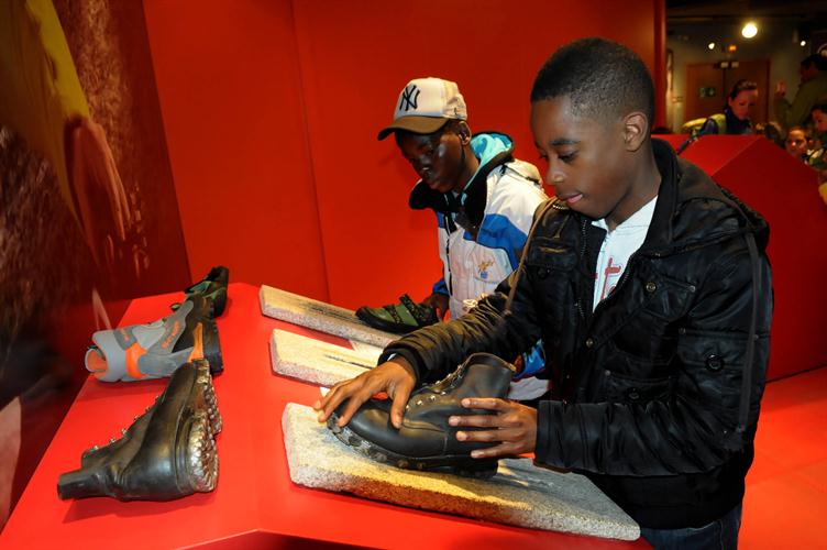 Jérémy et Ephraim découvrent le matériel de nos ancêtres.