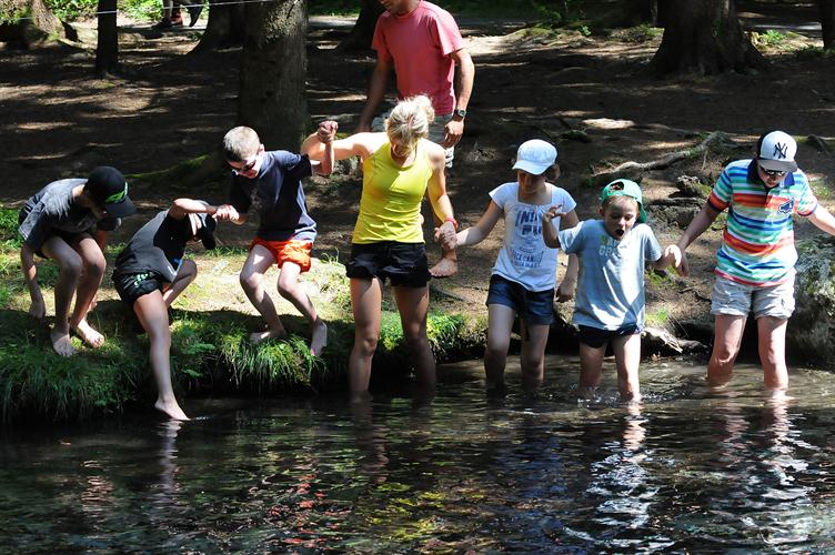 Tous accrochés aux mains championnes de Marie-Laure pour un saut dans la rivière gelée !