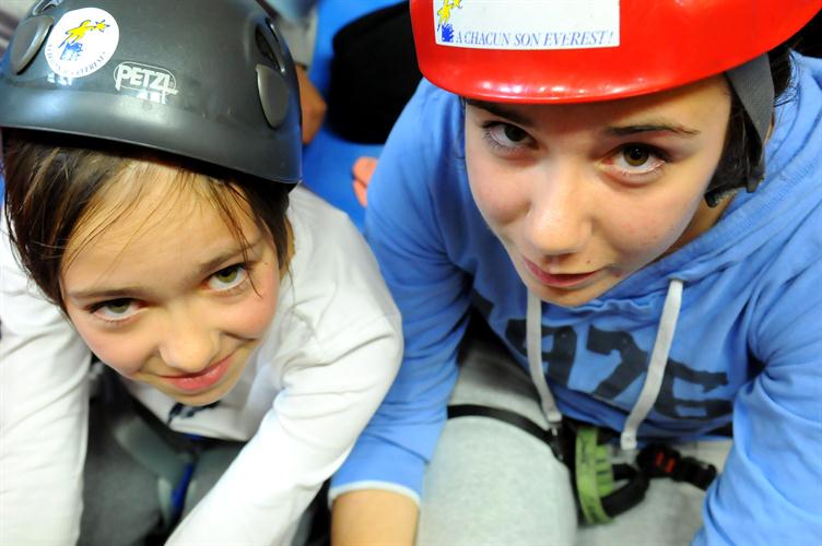 Jeunes grimpeuses complices, Carla-Marie et Emma !