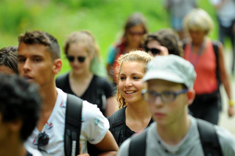 Groupés et motivés, tous les membres de la cordée avancent du même pas !