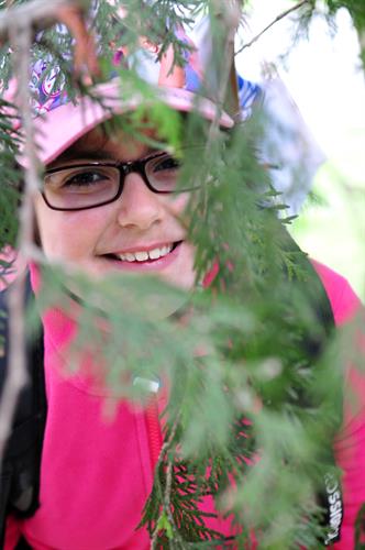 Mais qui tente de cacher ce franc et joli sourire dans les mélèzes ??? Léna !!!