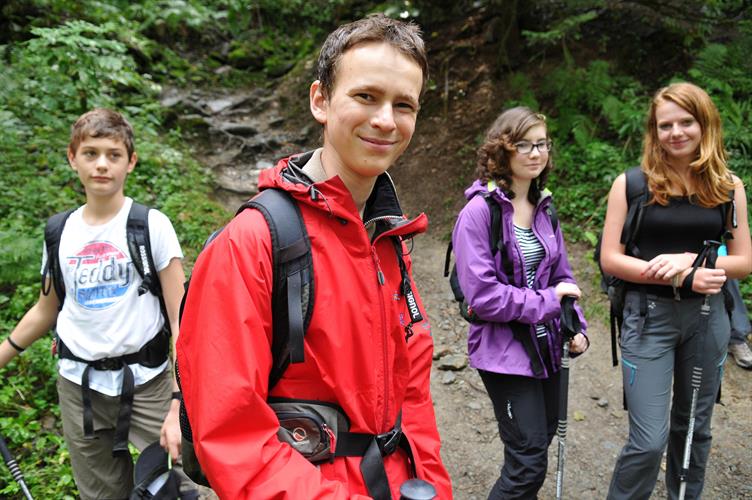 Fin de rando ! Retour de la troupe au point de départ ! (Stéph, Céline, Chloé et Constant)