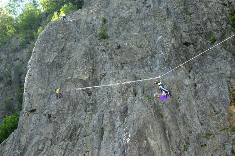 Christophe, acrobatique, à pleine vitesse dans la grande tyrolienne !