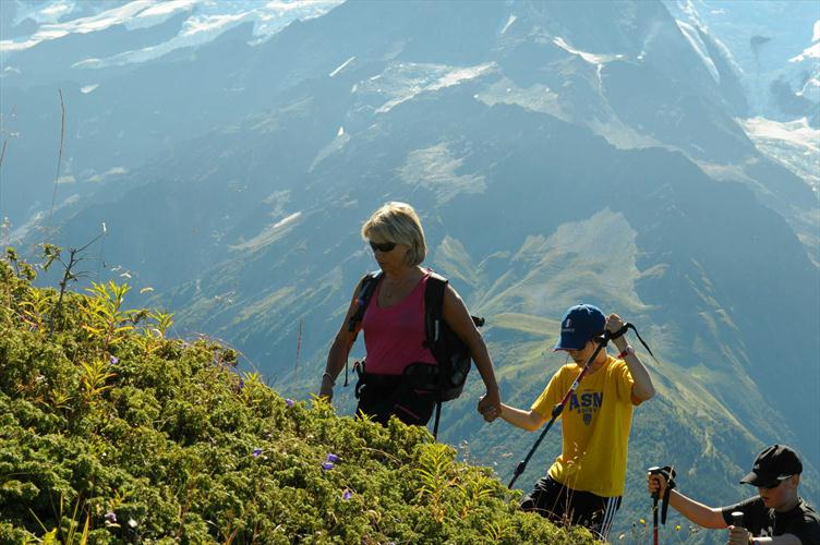 Christine ouvre la marche en compagnie de Médéric ! Nous approchons de notre but !
