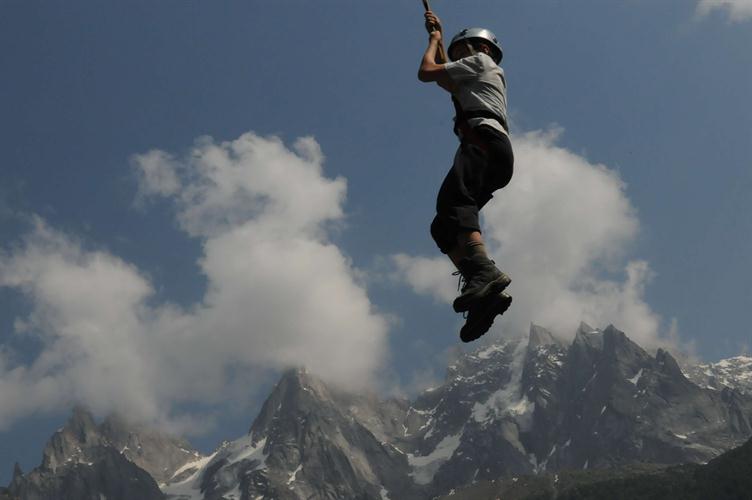 Départ de la tyrolienne ! Sous nos pieds, les Aiguilles de Chamonix !