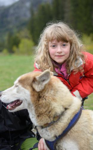 Angélina avec la chienne rouquine de la bande