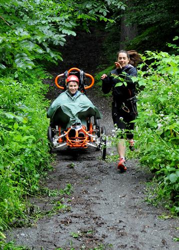 Antoine en descente à 4 roues et Alice en petites foulées !