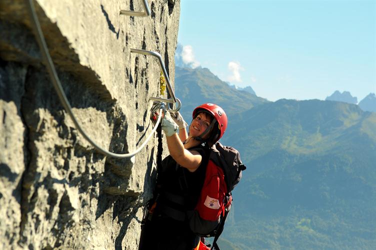 La douce Caroline, tout sourire dans sa 1èere grande via ferrata !