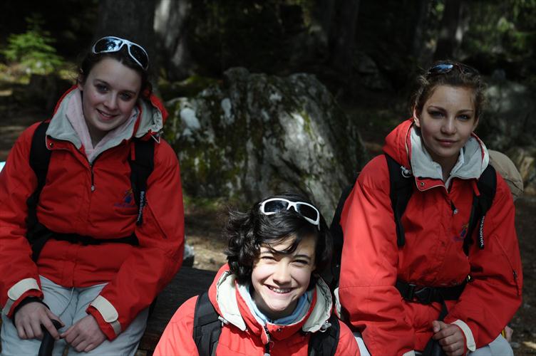 Trois belles randonneuses, en clair-obscur, Clémence, Alexia et Juliette !