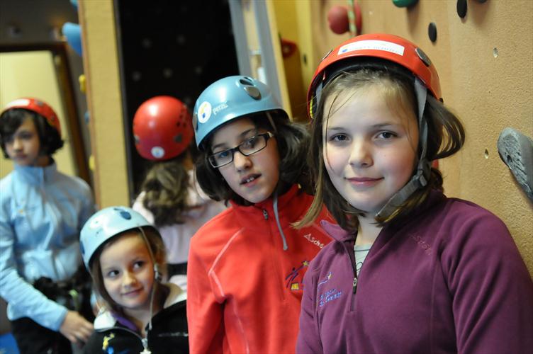 Jolies championnes aux pieds des échelles menant jusqu