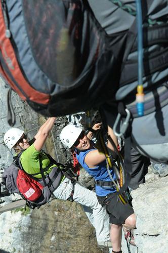 Isabelle et Pauline bien cramponnes au câble qui nous tient lieu de guide tout le long du parcours !