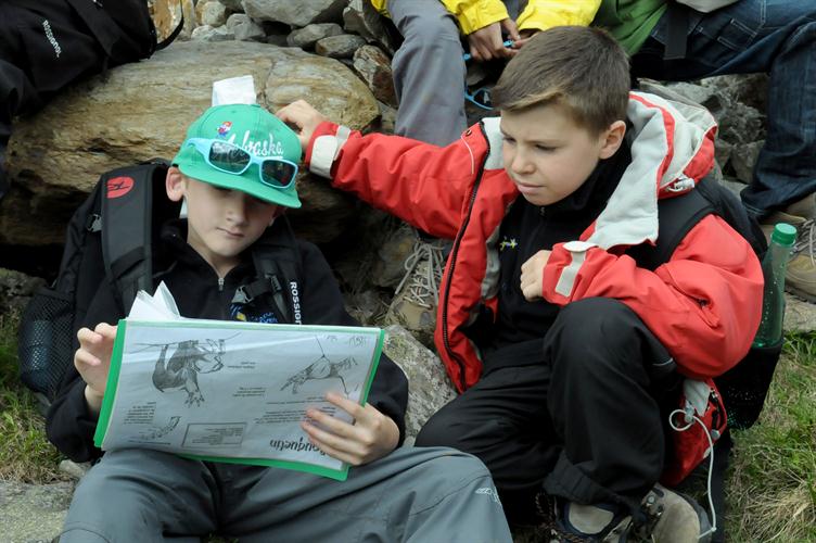 Sacha et Yohan apprennent avec beaucoup de sérieux la vie de nos amis des montagnes !