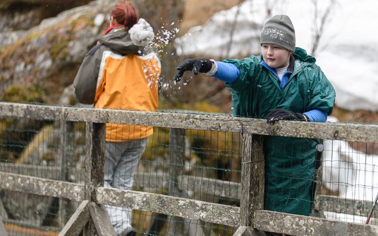Tristan a concocté une maxi boule de neige pour alimenter la cascade!