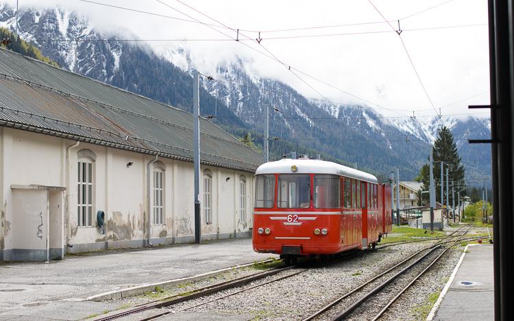 Une des voitures rouge du train qui va nous emmener au sommet pour voir la mer de glace