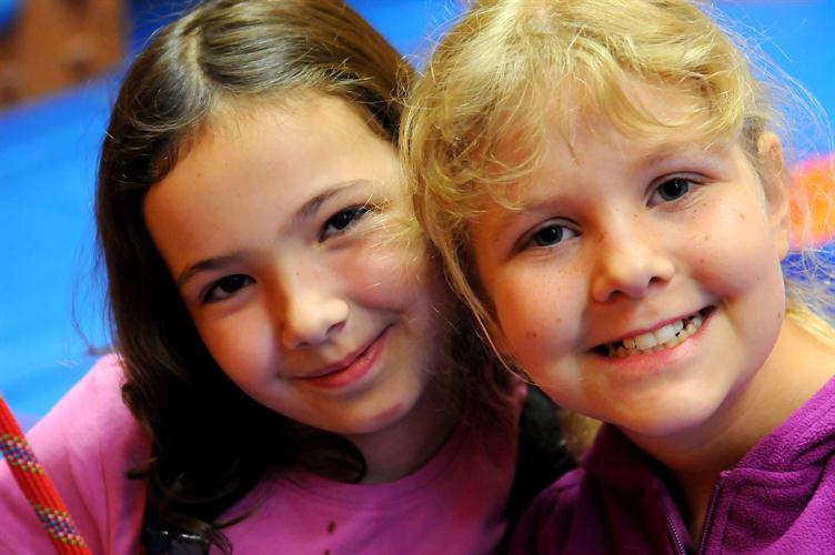 Deux copines enjouées et lumineuses, Léna et Solène !