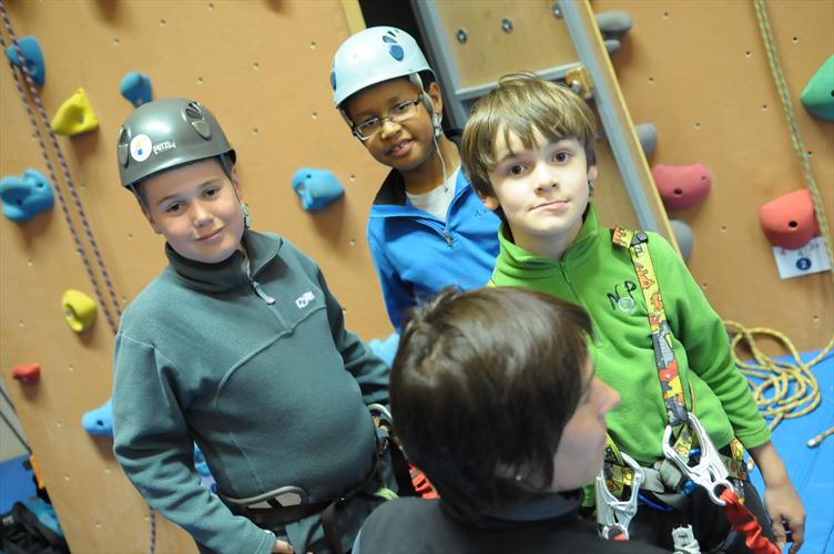 Trois potes prets à se lancer dans les échelles pour atteindre la passerelle de rappel, Robin, Lucas et Alex !