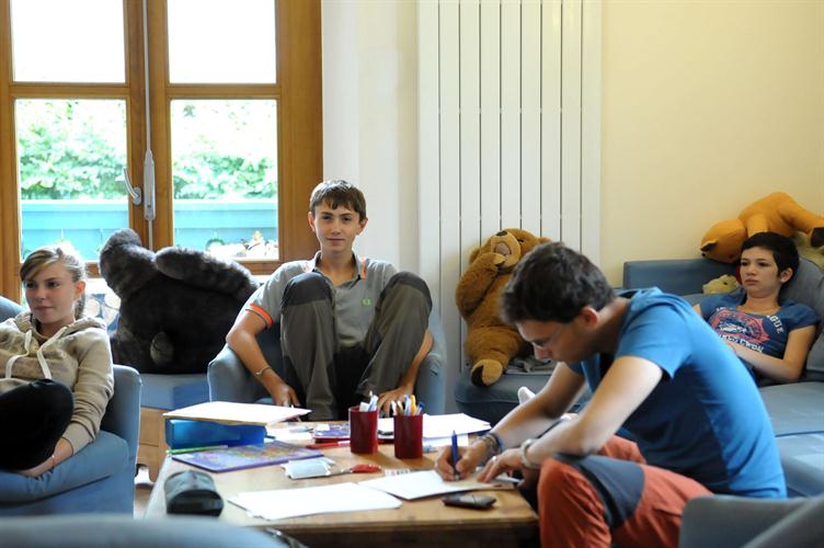 Tous au salon ! jeux, lettres et causerie amicales au programme !