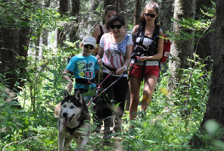Joris, Anaëlle et Madeleine, au sortir du sentier luxuriant !