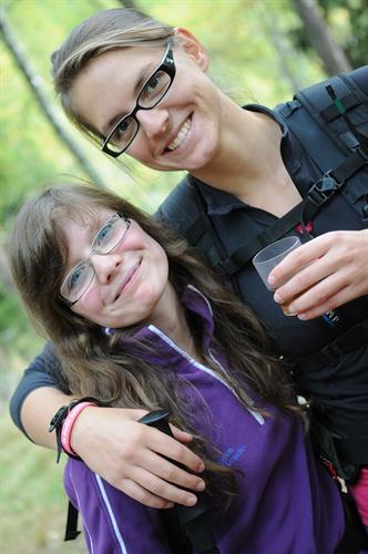 Deux jolies randonneuses en mode amical: Mélanie et Léa !