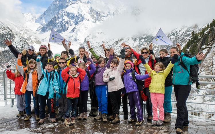 Devant les Grandes Jorasses qui surplombent la mer de glace