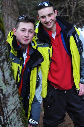 2 costauds surpris au travers des feullages: Tony et Valentin.