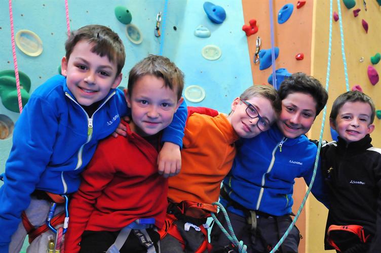 Une troupe de jeunes grimpeurs qui s