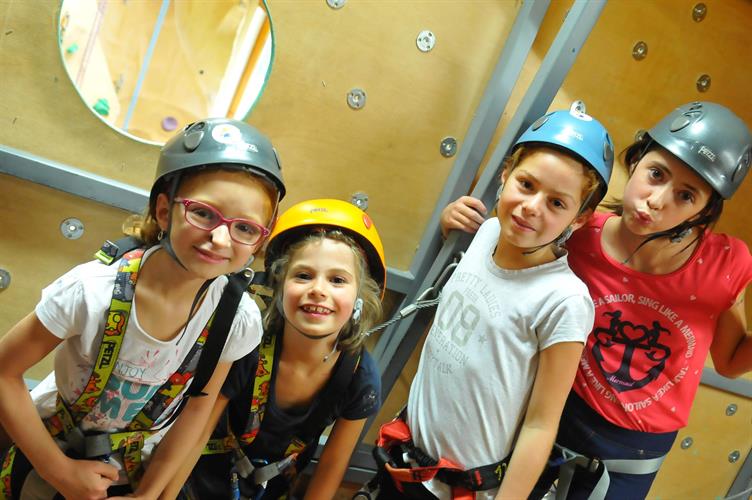Une belle brochette frissonnante avant le grand saut dans le vide: Romane, Marcia, Florine et Rosine !