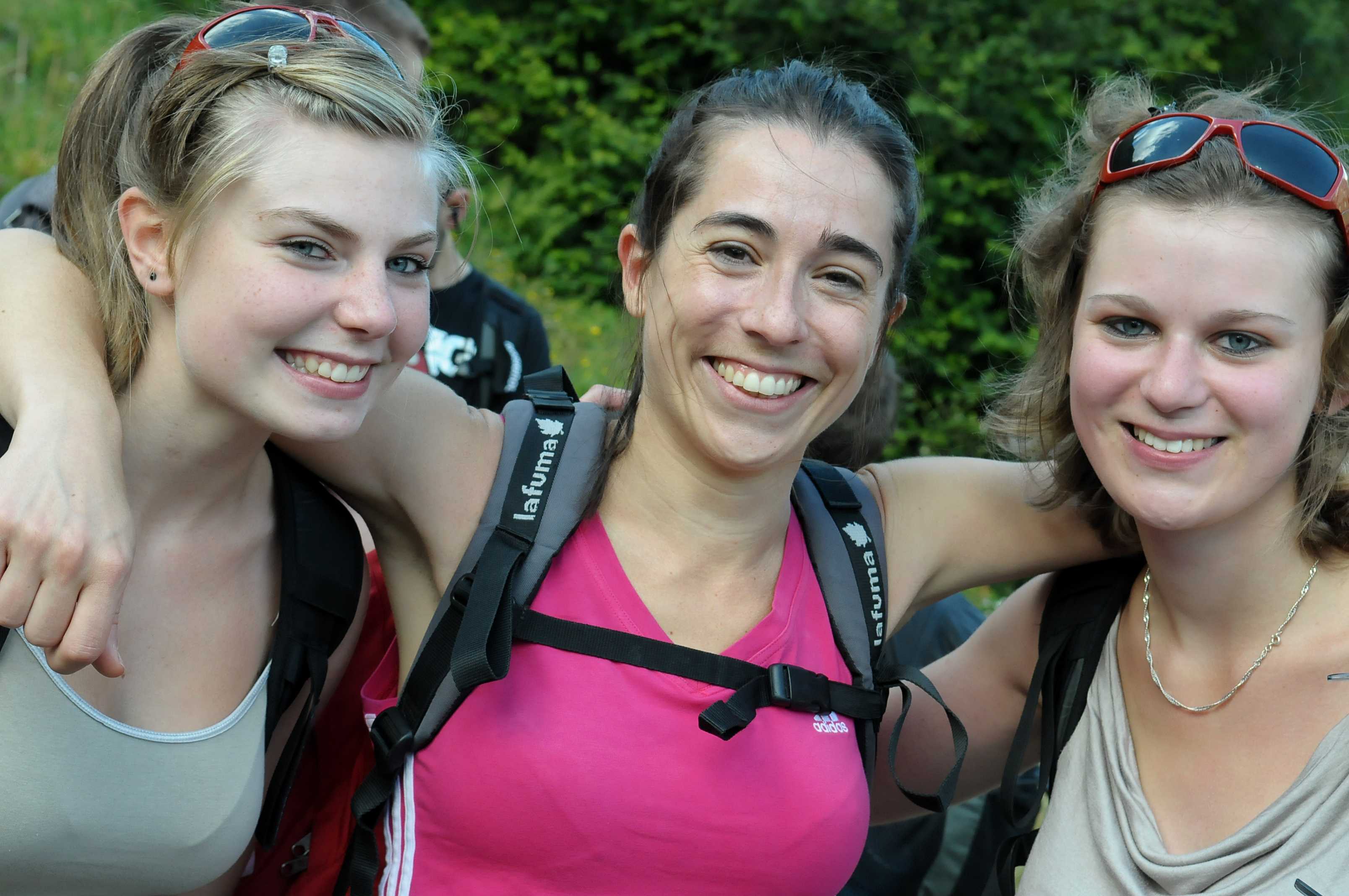 Entourant notre souriant médecin, deux amies inséparables, Audrey et Aurélia !