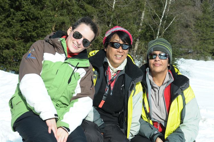 Les 3 graces des alpages bien calées au soleil, Camille, Ketty et Monira !