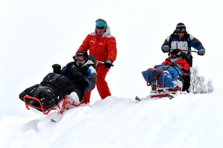 Alexandre tente un dépassement  et passe en pole position.